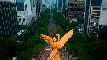 Vista panorámica de los aficionados que llegaron a Paseo de la Reforma para disfrutar del partido y las celebraciones. (Gob CDMX)