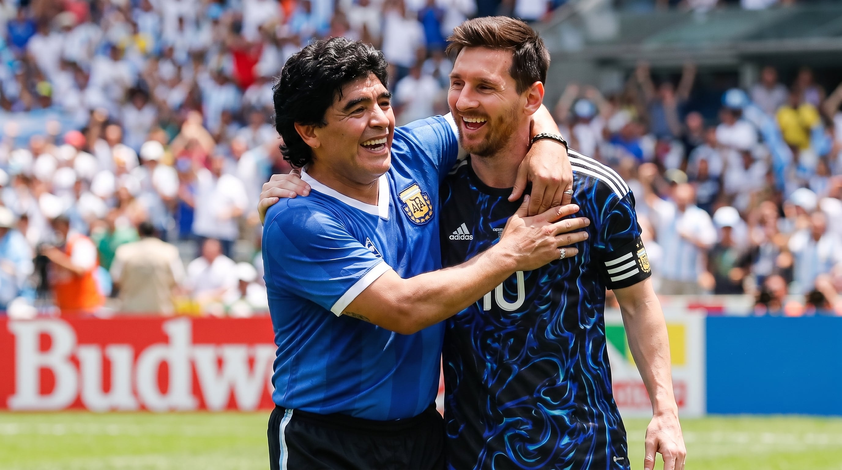 Maradona y Messi, con la casaca alternativa de Argentina en el 86 y en 2026. El talismán volverá a estar presente ante Inglaterra (Imagen Ilustrativa Infobae)