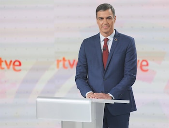 19/07/2023 El presidente del Gobierno y candidato a la reelección por el PSOE, Pedro Sánchez, antes del debate electoral organizado por RTVE bajo el título '23J el debate final', en el Estudio 6 de Prado del Rey, a 19 de julio de 2023, en Madrid (España). El último debate electoral que se celebra hoy con Pedro Sánchez (PSOE), Santiago Abascal (Vox) y Yolanda Díaz (Sumar) tiene una duración de 90 minutos y está dividido en tres bloques temáticos. El debate se emite en directo en La 1, el Canal 24 Horas, TVE Internacional, Radio Nacional, Radio 5, Radio Exterior, la web RTVE.es y la plataforma RTVE Play y está estructurado en un bloque de economía, otro de políticas sociales y el tercero de pactos de Estados y pactos postelectorales. El candidato del PP, Alberto Núñez Feijóo, ha declinado participar en la propuesta de RTVE de 'Debate a 4'.
POLITICA
Eduardo Parra - Europa Press
