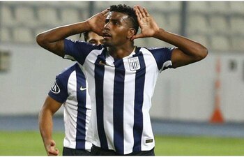 Carlos Ascues anotó cuatro goles