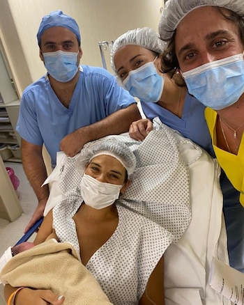 Mica Vázquez junto al personal