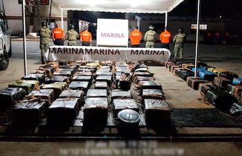 Solo en mayo, la Armada registró seis aseguramientos consecutivos en el Océano Pacífico y desmanteló ocho laboratorios clandestinos en tierra, con un saldo de cerca de tres toneladas de cocaína. Crédito: Marina
