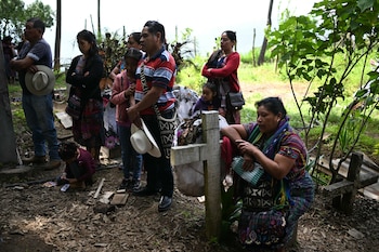 En Guatemala entierran a 68 víctimas del conflicto armado después de 44 años