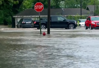 Las inundaciones en el Medio Oeste de Estados Unidos obligan a miles de personas a abandonar sus hogares en Indiana, Ohio e Illinois (Captura AP News)