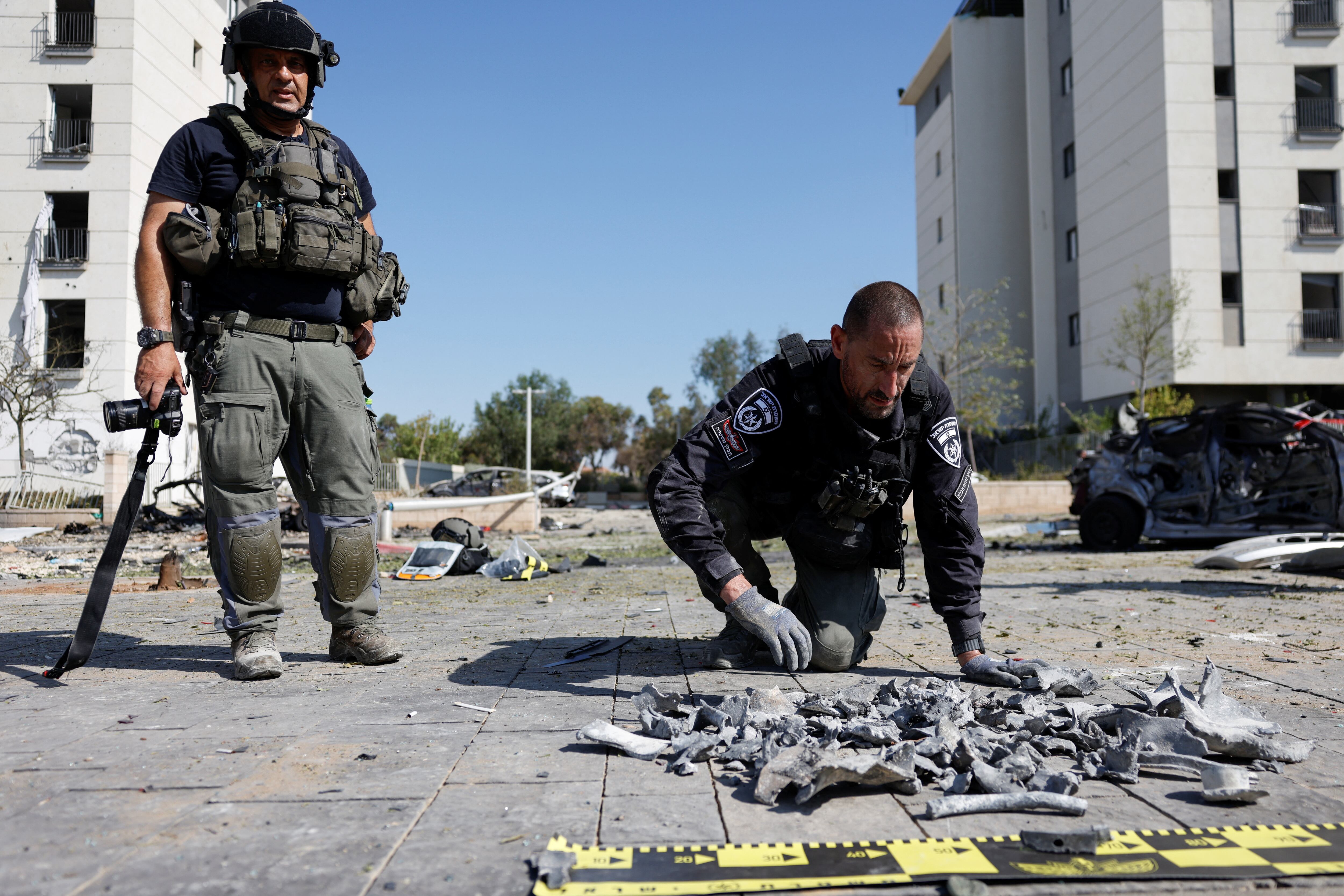 Un policía examina los daños causados por el bombardeo iraní en Beersheba, al sur de Israel (REUTERS/Amir Cohen)