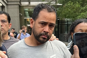 Manuel Ernesto Hernandez-Umana fue señalado como quien pilotaba la embarcación que se hundió el 8 de agosto cerca de Liberty Island en el puerto de Nueva York (AP)