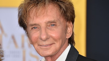 El cantante Barry Manilow anuncia