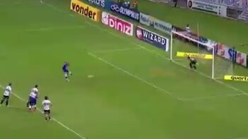 Un mediocampista argentino reemplazó a su arquero expulsado y atajó un penal en Brasil: “La única vez que estuve en el arco fue en el futsal”