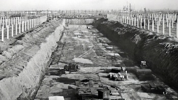 La fábrica era gigantesca. Emplearía