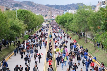 Members of indigenous communities and farmers take part in a march in Cuzco during a protest demanding the dissolution of the Congress and to hold democratic elections rather than recognising Dina Boluarte as Peru's President, after the ouster of Peruvian leader Pedro Castillo, in Cuzco, Peru December 14, 2022. REUTERS/Paul Gambin NO RESALES. NO ARCHIVES