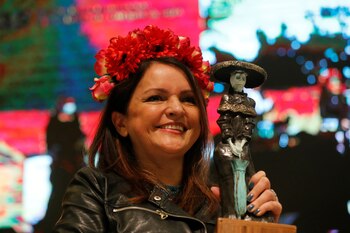 La caricaturista colombiana Adriana Soto Mosquera "Nani" (i), recibe este 4 de diciembre del 2021, el premio Catrina en la Feria Internacional del Libro (FIL) de Guadalajara. EFE/ Francisco Guasco