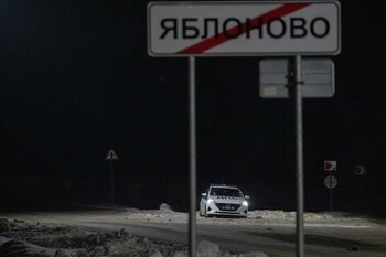 25/01/2024 BELGOROD, Jan. 25, 2024 -- A police vehicle is seen on duty near the crash site of a military transport aircraft in Russian border city of Belgorod, Jan. 25, 2024.
The Russian Defense Ministry confirmed Wednesday that Ukraine launched two missiles at the Il-76 military transport aircraft, killing all 74 people on board.
"Today at 11:15 am, the Kiev regime committed a terrorist act, as a result of which a Russian military transport aircraft was shot down," the Russian Defense Ministry said in a statement, adding that all passengers on board were killed.
According to the statement, the aircraft was hit on its way from the Chkalovsky airfield to Belgorod while it was transporting Ukrainian military personnel for a prisoner exchange.
POLITICA
Europa Press/Contacto/Bai Xueqi