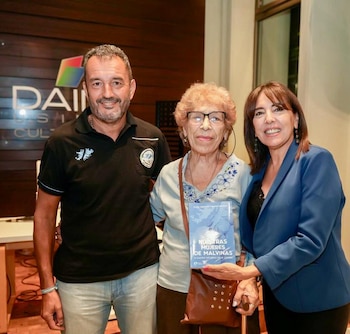 Alberto junto a su mamá y su hermana, que es co-autora del libro "Nuestras mujeres de Malvinas". Ambas se llaman Beatriz.