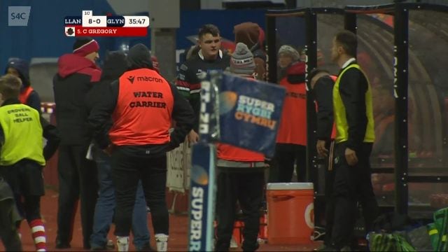El árbitro Craig Evans expulsó con tarjeta roja directa a Gregory tras constatar la falta sobre la pierna del rival (Captura de video)