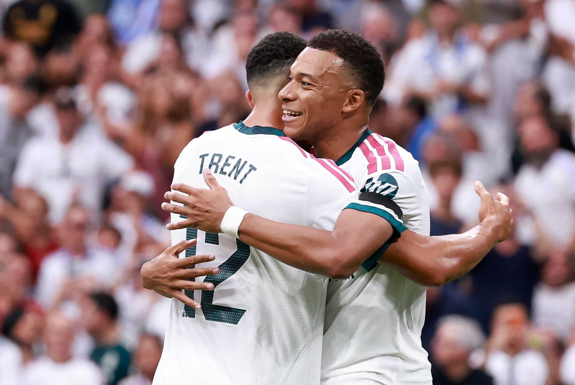 Kylian Mbappé y Trent celebrando un gol del Real Madrid (EFE/ Chema Moya)