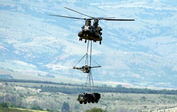 Helicóptero Chinook en un ejercicio de la OTAN (REUTERS/Ognen Teofilovski)