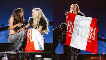 Dos mujeres sonríen en el escenario, una con micrófono. Una de ellas, rubia, sostiene una bandera roja y blanca con la palabra "FUTTURA" y múltiples firmas