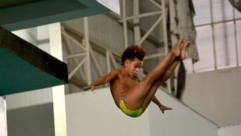 Ian Nava se lleva la medalla de plata desde el trampolín de 3 metros en el Campeonato Mundial Juvenil de Clavados