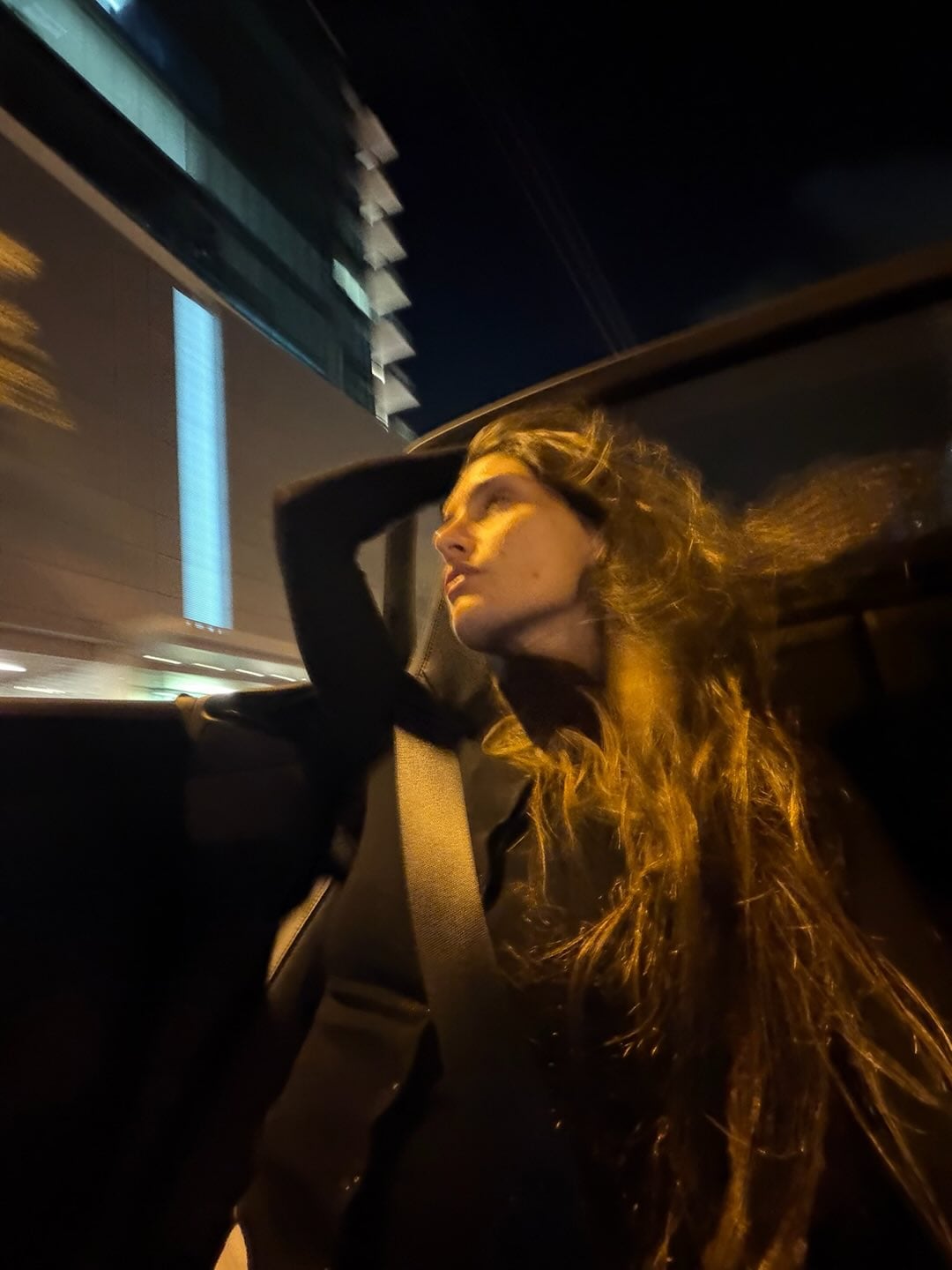 Lola Latorre sorprendió al mostrar desde sesiones de skincare futurista hasta paseos nocturnos y looks fashionistas