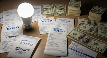 Foco de luz LED encendido, montones de billetes de dólar, y recibos de servicios eléctricos de Ensa, Edemet y Edechi sobre una mesa de madera.