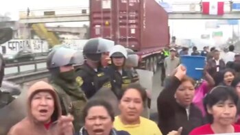 Decenas de residentes interrumpen el