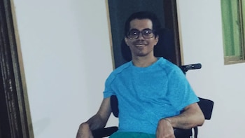 Joven en condición de discapacidad