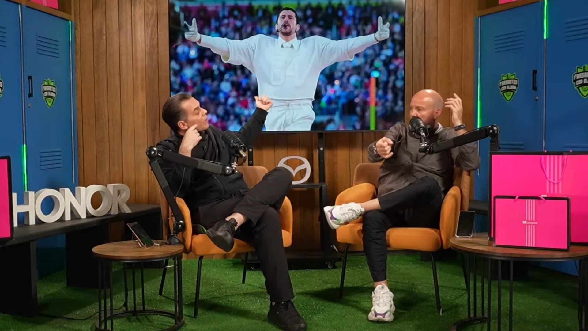 Martinoli y García analizaron el show de medio tiempo de Bad Bunny. (Farsantes con Gloria / YouTube)