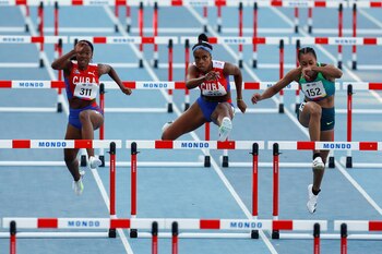 Keily Pérez (i) y Greisys Robles (c), de Cuba, y Ketiley Batista, de Brasil, fueron registradas este jueves al definir las medallas de la final de los 100 m vallas del atletismo de los Juegos Panamericanos Junior, en el estadio Pascual Guerrero, en Cali (Colombia). EFE/Ernesto Guzmán Jr