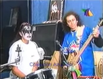 Alex Lora intercambió playeras con