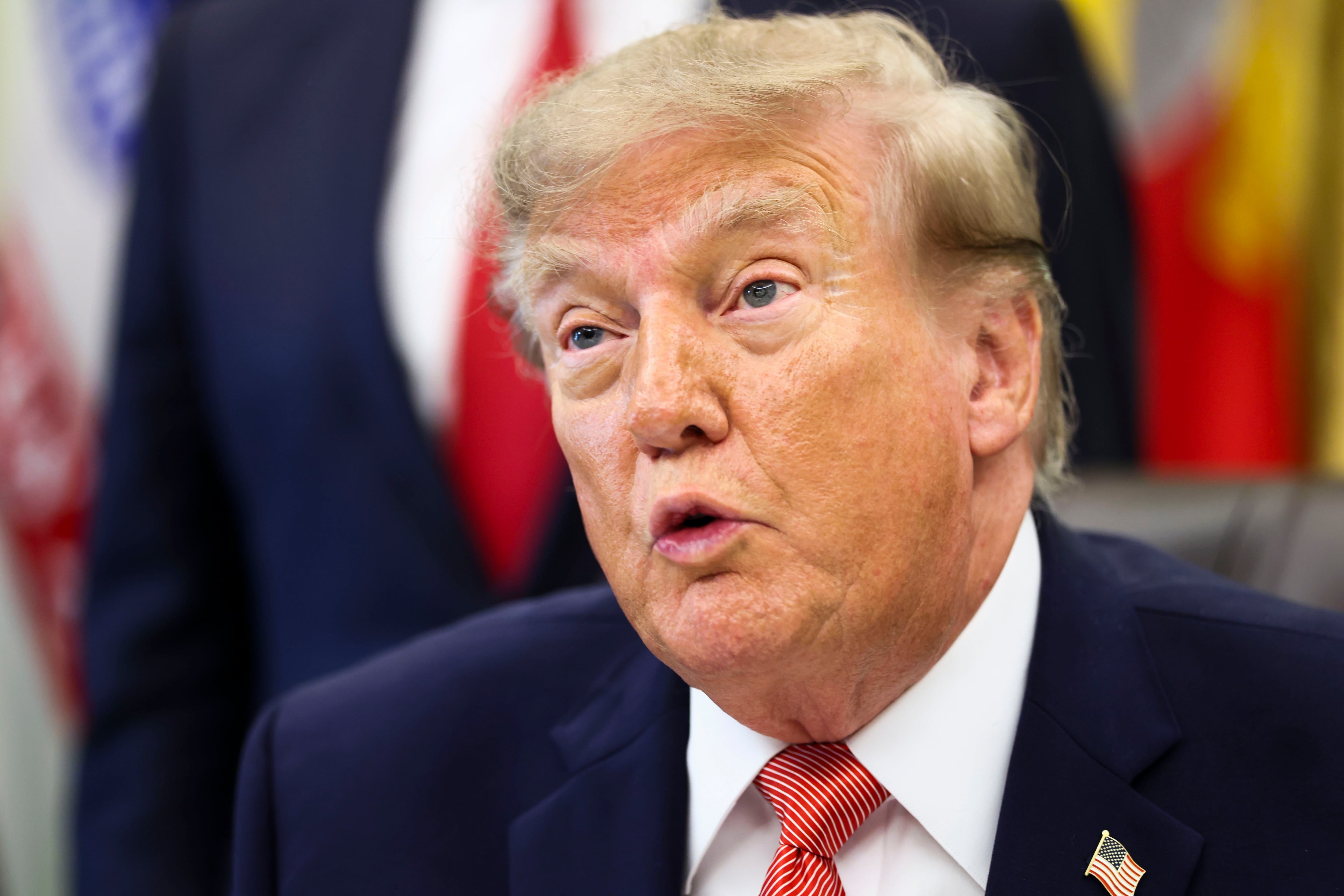 Una jueza ordenó a Trump declarar antes del 11 de diciembre en su demanda contra la BBC