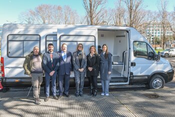 La camioneta acondicionada como sala de entrevistas va a donde esté el menor para evitar que se traslade a cualquier sede judicial para declarar