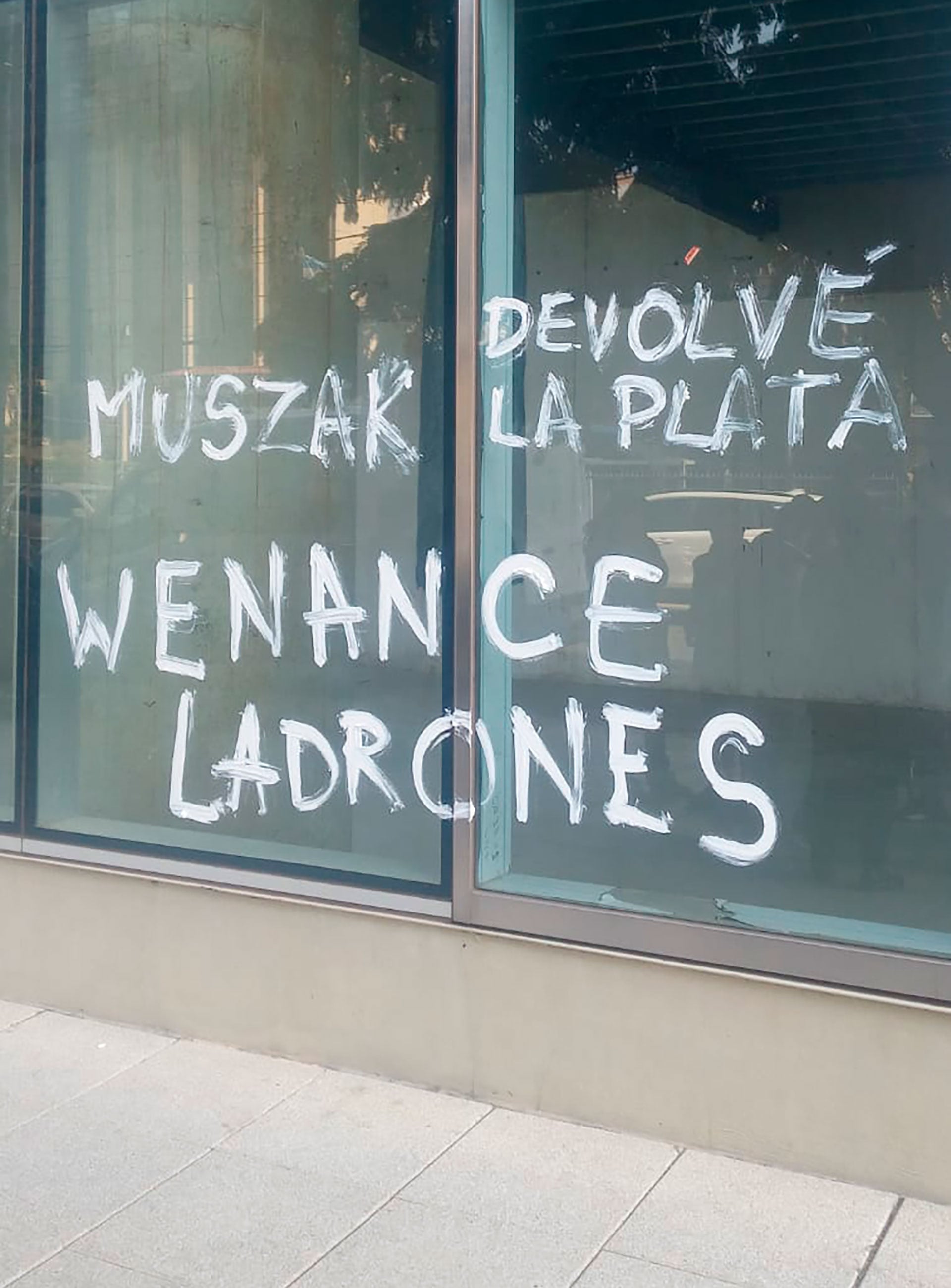 Pintadas de los damnificados contra Muszak
