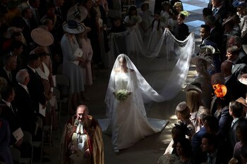 Hubo gran hermetismo hasta el día de la boda de Meghan Markle y el príncipe Harry, en mayo de 2018, respecto al diseño que luciría la novia. La británica Clare Waight Keller, directora artística de Givenchy, fue la encargada del elegante look nupcial con escote bote, mangas tres cuartos y velo de cinco metros
