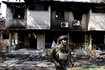 Un soldado israelí camina junto