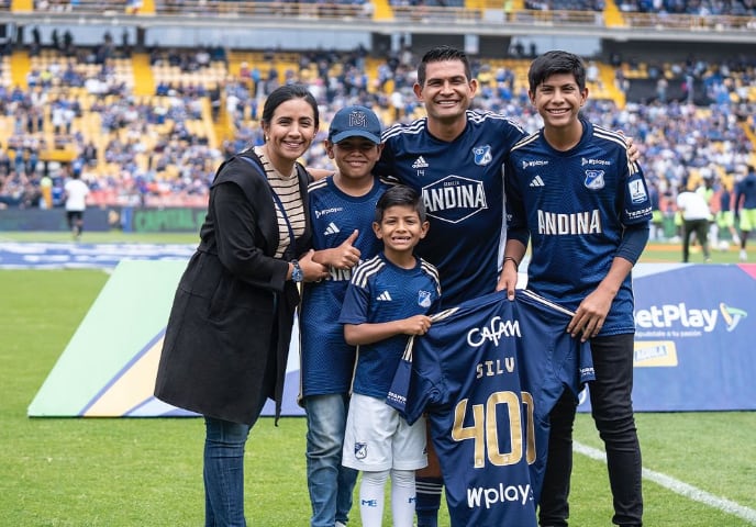 Makcalister Silva celebrando sus 400 partidos con Millonarios junto a su familia - crédito Millonarios Fútbol Club