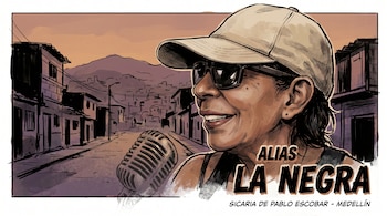 Ilustración de una mujer, alias La Negra, con gorra y gafas de sol sonriendo, junto a un micrófono vintage. Al fondo, un paisaje urbano de Medellín con montañas.