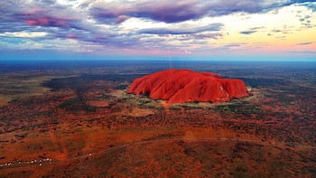 El Parque Nacional Uluru-Kata Tjuta cumplió 40 años desde la restitución de tierras al pueblo Anangu en Australia (Wikimedia Commons)
