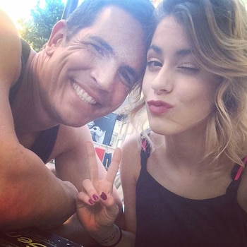 Primer plano de Diego Ramos sonriendo y Tini Stoessel guiñando un ojo y haciendo un signo de paz con los dedos