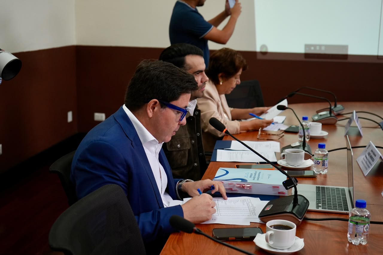 El diputado Julio Héctor Estrada interviene en una reunión de trabajo en el Congreso de la República de Guatemala. (Prensa diputado Julio Héctor Estrada)