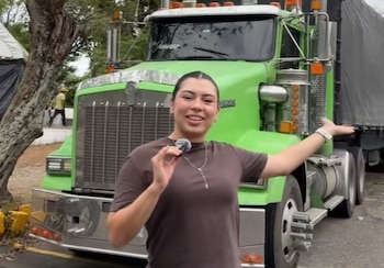 La influencer Angie Castillo explica el hallazgo de un polvo blanco en una donación - crédito @angiesitacastillo/tiktok
