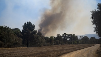 Bombers levanta el confinamiento y deja volver a los evacuados por el fuego de la Bisbal (Girona)