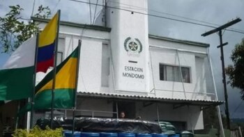 Lanzan un artefacto explosivo contra