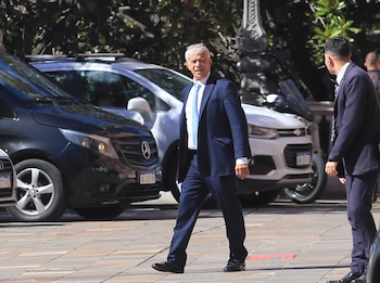 Mariano Cúneo Libarona saliendo de