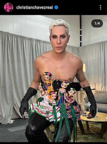 El cantante presumió su vestimenta