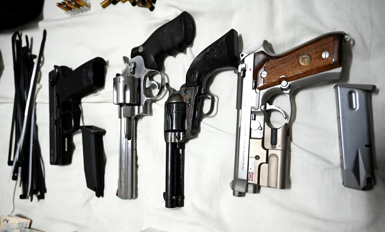 Varias armas cortas, incluyendo pistolas y revólveres, junto con municiones y otros objetos, fueron incautadas durante una operación.