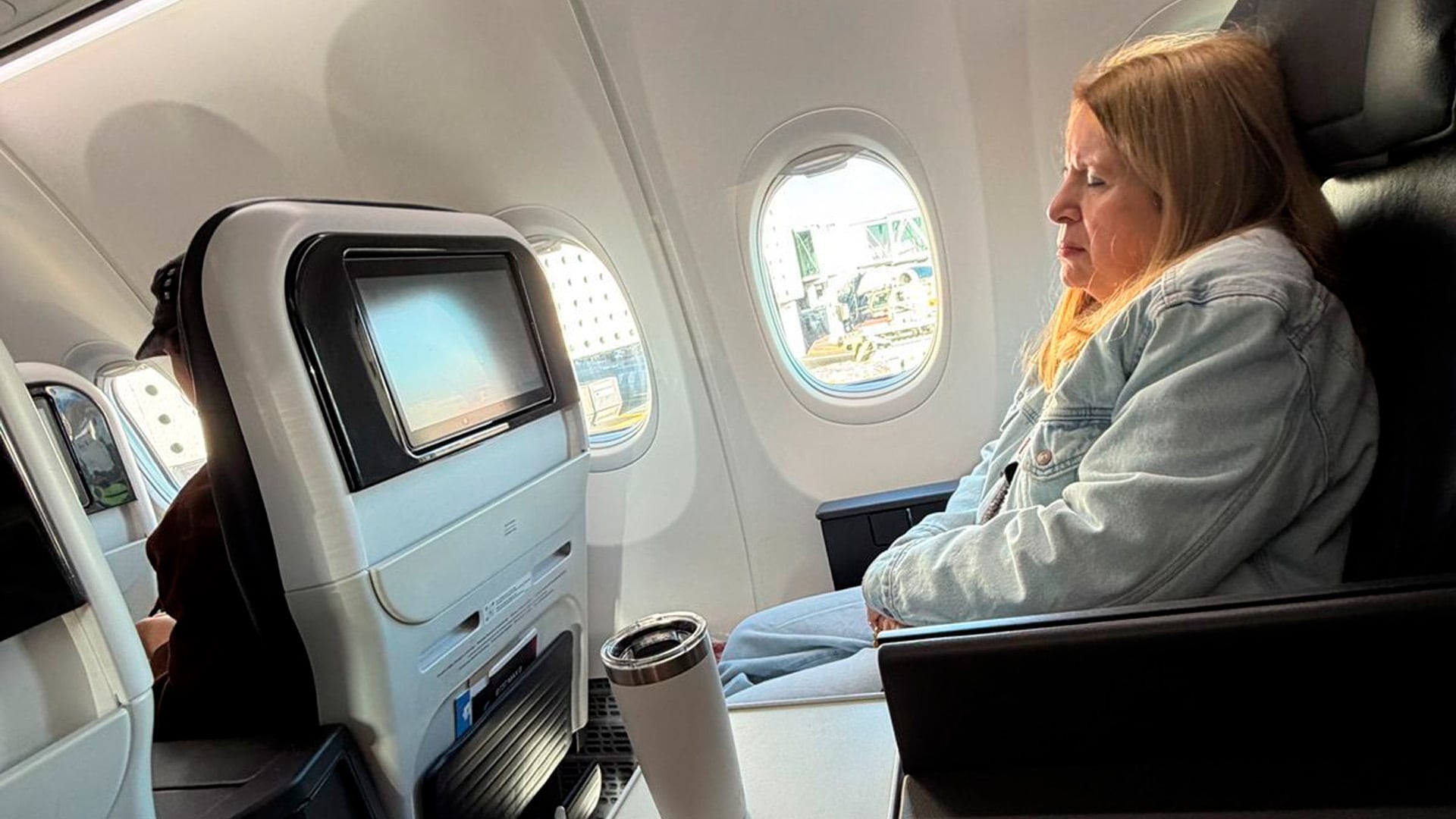 La ministra Loretta Ortiz Ahlf fue captada viajando en clase ejecutiva a Costa Rica. (Redes Sociales)