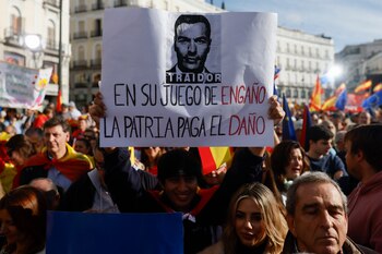 Una persona sujeta un cartel