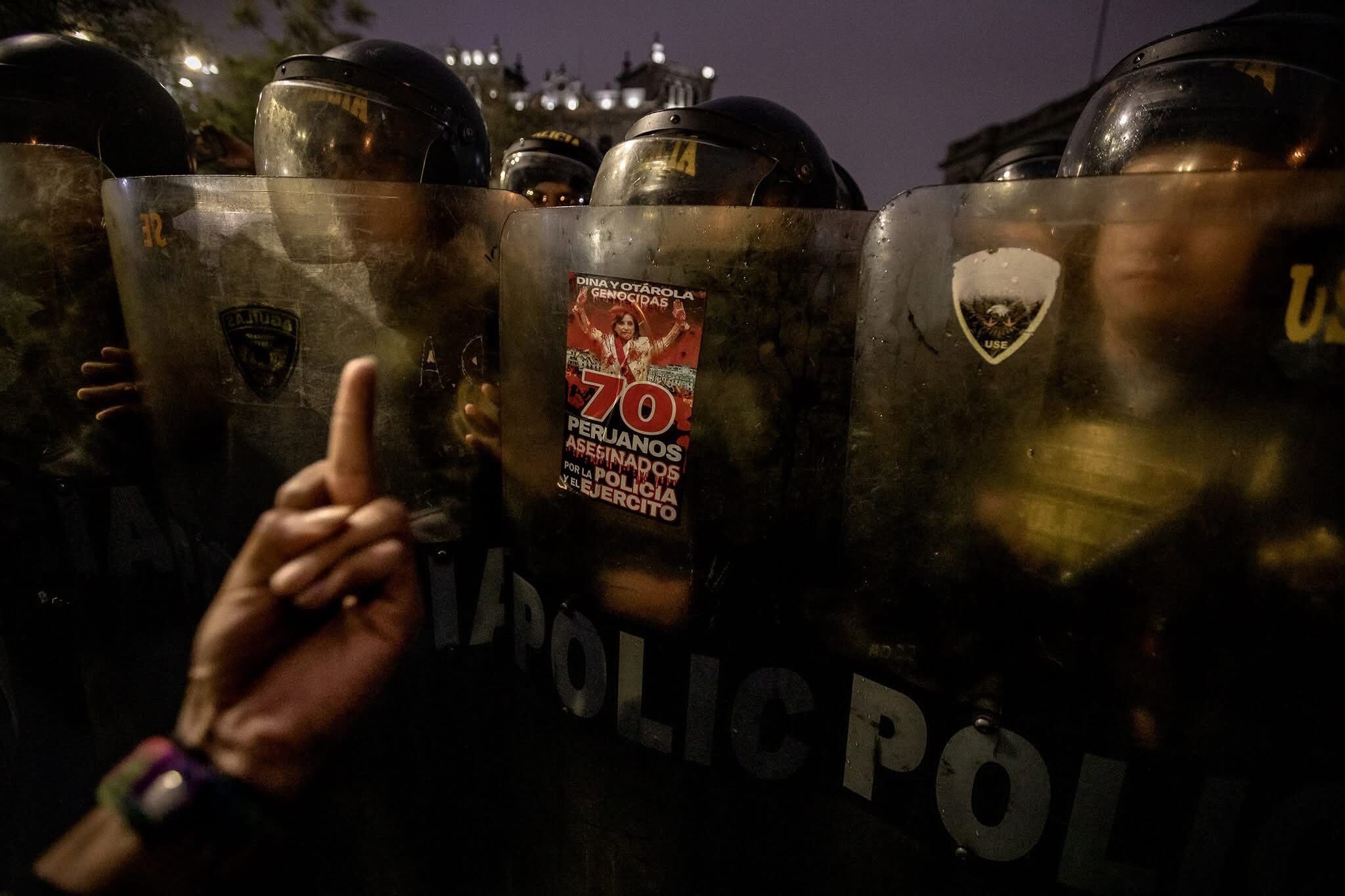 Jóvenes estudiantes y trabajadores protestaron contra la reforma previsional y se enfrentaron con la Policía en la Plaza San Martín y alrededores del Congreso. (Gran Angular)
