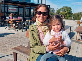 Laura junto a Belén, una