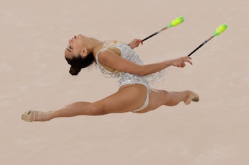 Marina Malpica de México compite en la prueba mazas de la gimnasia rítmica hoy, durante los Juegos Panamericanos 2023 en Santiago (Chile).EFE/ Adriana Thomasa